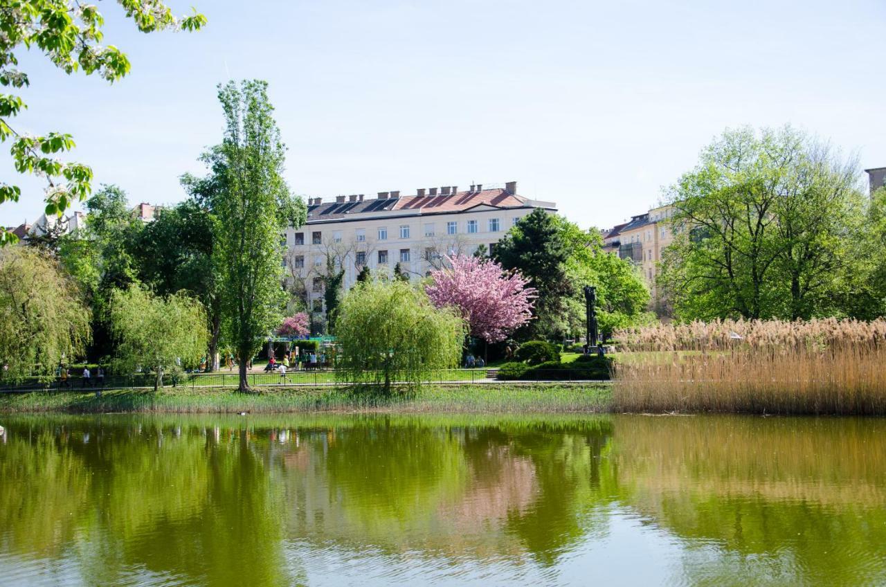 Lakeside Residences Apartman *